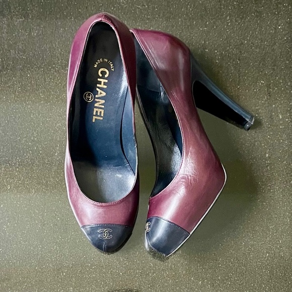 REDUCED Authentic ✨  CHANEL  pumps in aubergine w cap toe logo.  Size 38.5 - Picture 7 of 15